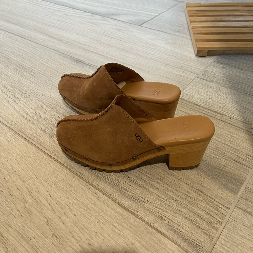 Gently used UGG clogs in size 9